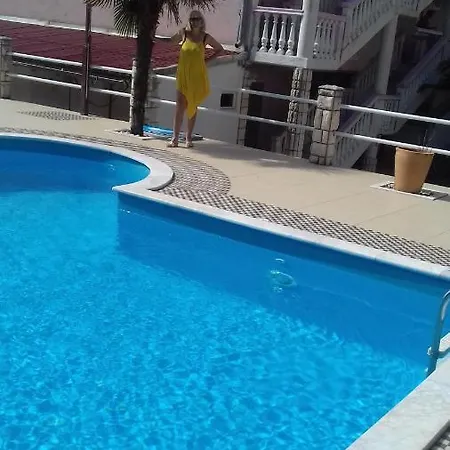 Leona Apartament *