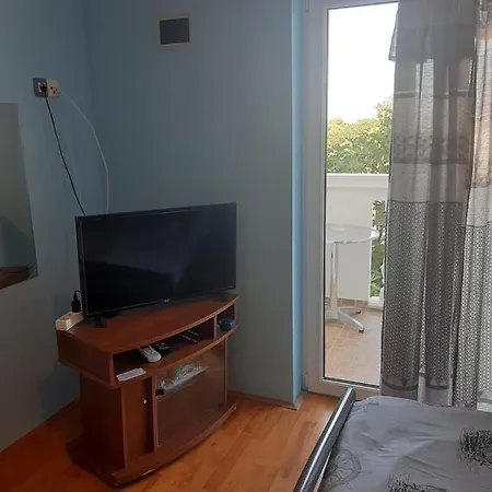 Leona Apartment *
